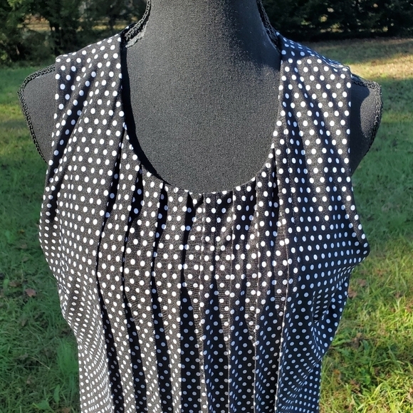 Black sleeveless dress with white polka dots and flower design Size 12 - Picture 4 of 7